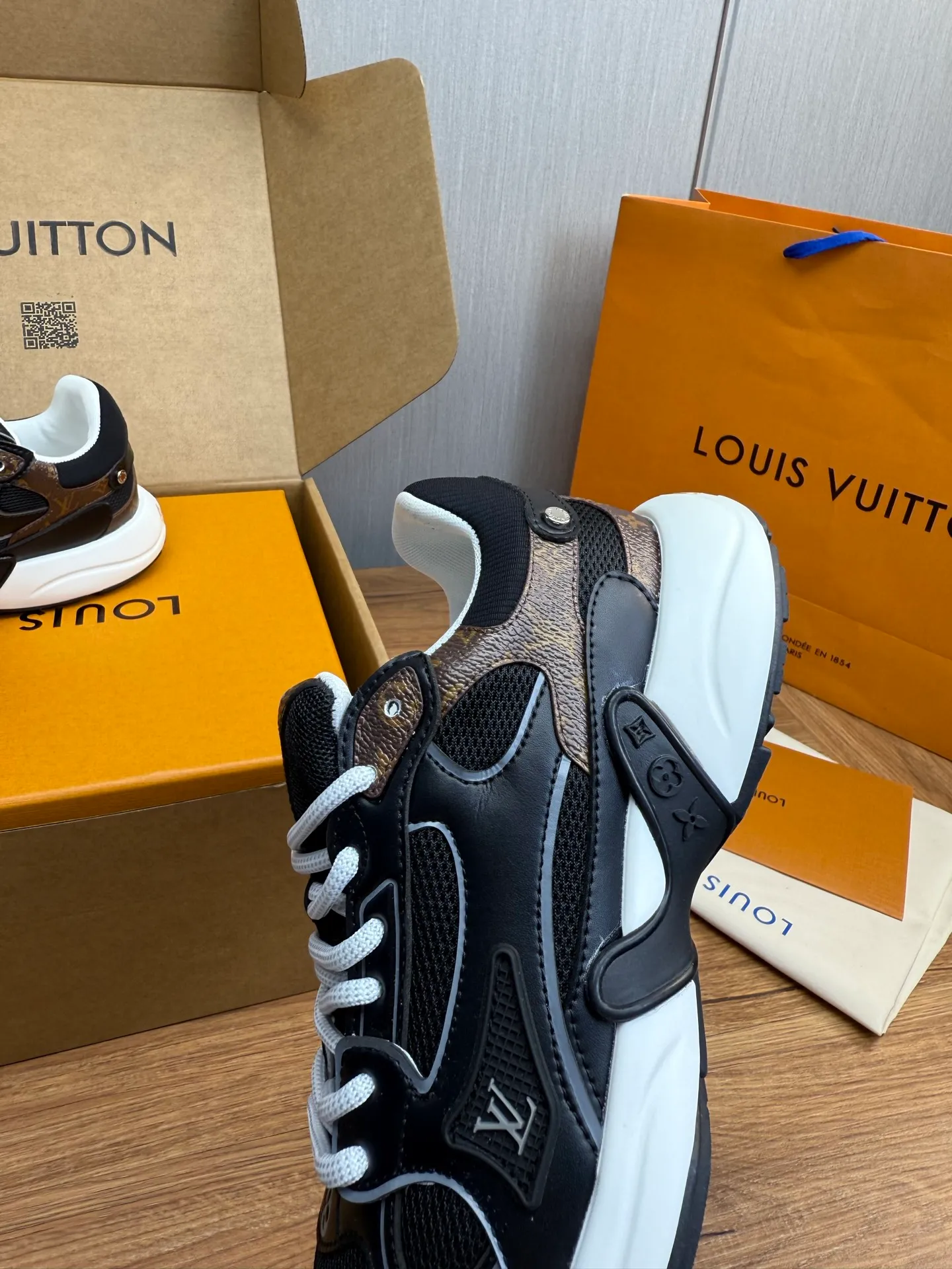 Men's shoes 💰600💰 🌈LV | Louis Vuitton 2025𝐬𝐬 🧡💚2025 spring and summer new style top version‼ ️The original version is the same. The counter specializes in the latest casual shoes. Hard goods are new🆕 🔥🔥🔥Top version: Couple model LV Louis Vuitton L House Donkey brand The latest Olympia series Couple model Silver Horn King Casual sneakers Running shoes This LV Olympia sneaker combines mesh fabric and metallic synthetic leather and other technical fabrics to reinterpret the classic running shoe design with a neat and simple design. Lightweight EVA outsole provides a stretchy fit. Rich details such as Monogram embossing and LV letters establish recognition. Exquisite packaging at the delivery counter 🛍📦 ▪️Fabrics: Original imported technical fabric + mesh ▪️Inner lining: Original customized breathable mesh ▪️Sole: Original molded rubber foam material ▪️Sole thickness: 3.5CM ▪️Size: 35--45 (customized for women 40 and men 45)